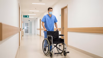 Celador vs Auxiliar de Enfermería (TCAE): Diferencias, Sueldo y Plazas 2026