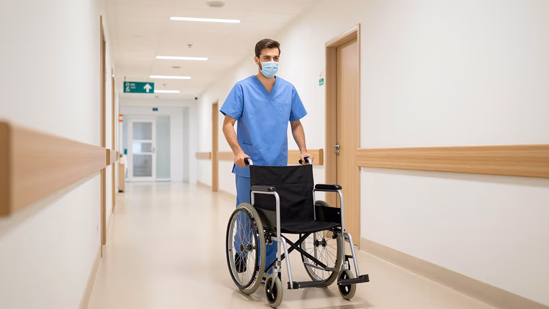 Celador vs Auxiliar de Enfermería (TCAE): Diferencias, Sueldo y Plazas 2026